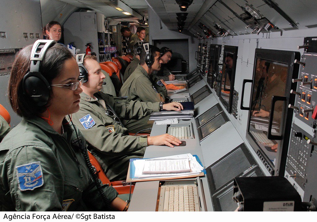 Sistemas de guerra eletrônica são usados em aeronaves como os P-3AM Orion