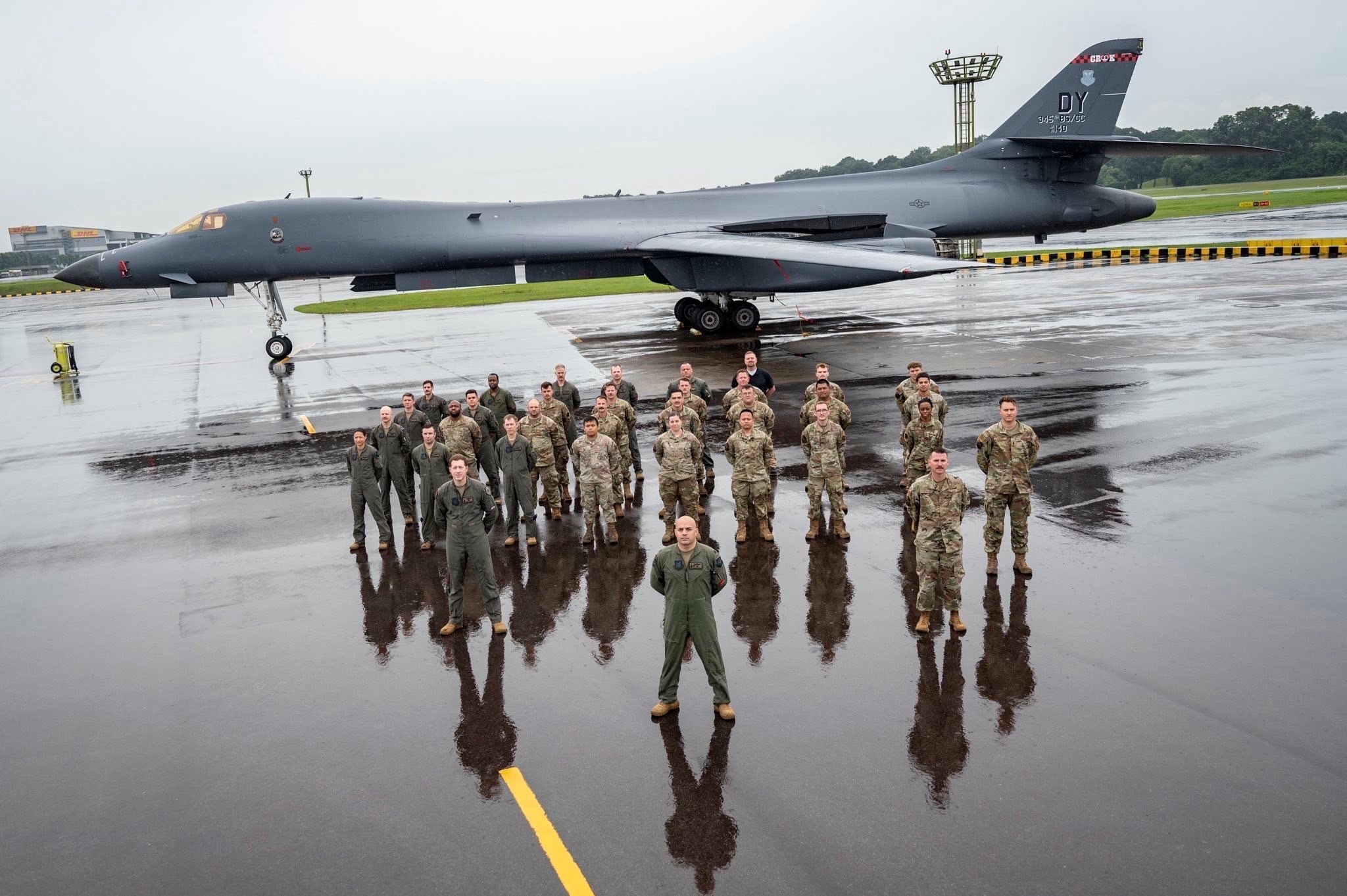 Tenente-Coronel Eric Alvarez chegou a cinco mil horas no B-1B. Foto: USAF
