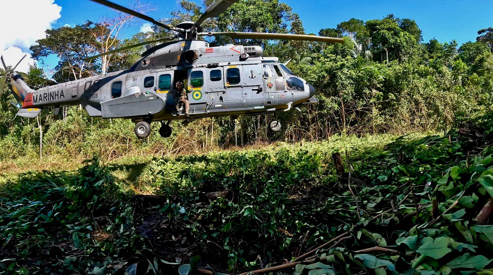 UH-15 Super Cougar da Marinha do Brasil durante operação na terra índigena. Foto: Ministério da Defesa