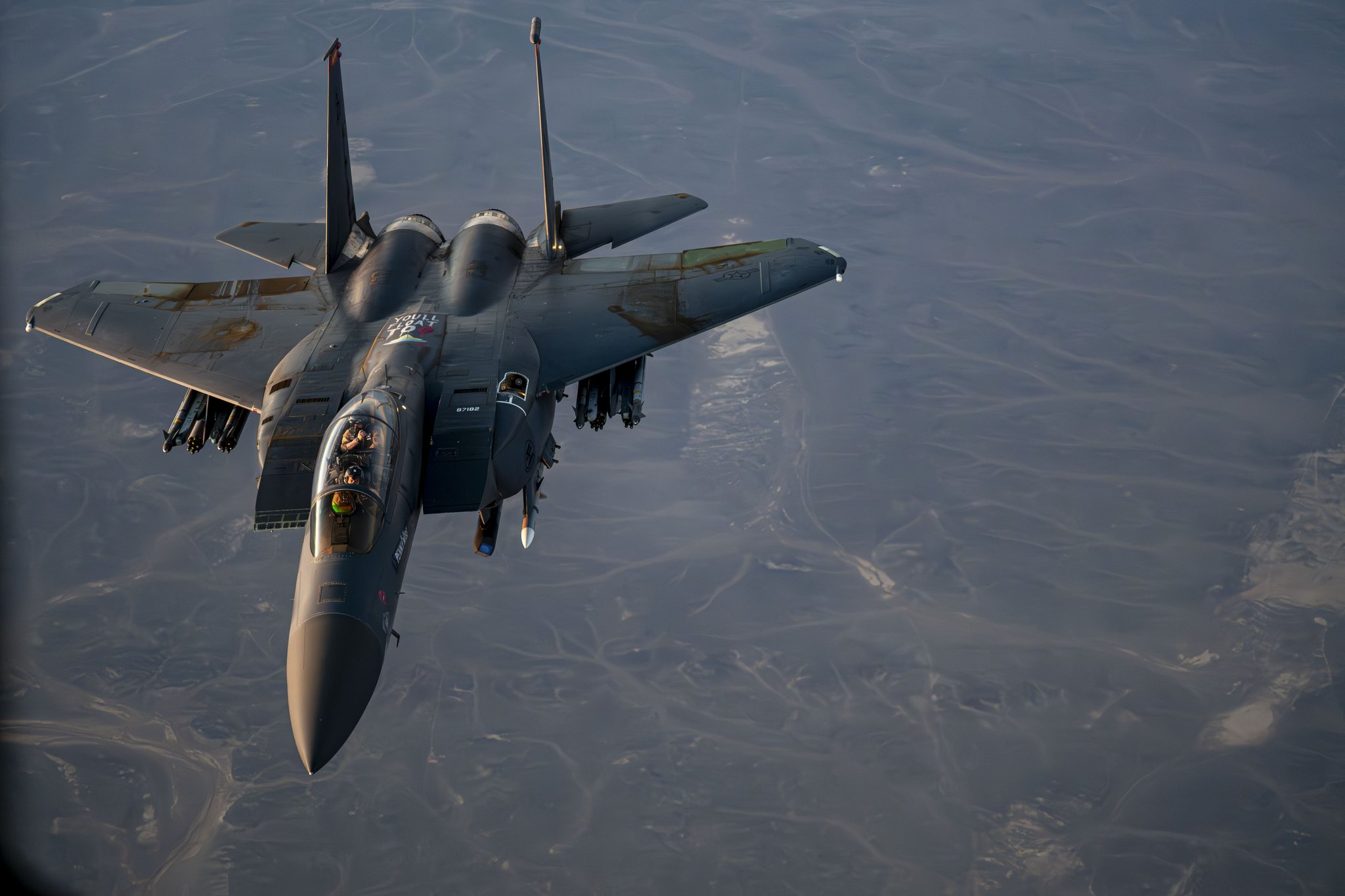 F-15E Strike Eagle da USAF com pintura desgastada. Foto: Christopher Lyon