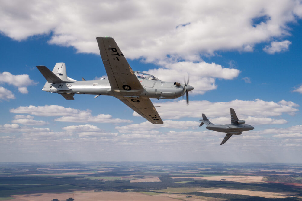 Primeiro voo de um A-29N, acompanhado de um KC-390 da Força Aérea Portuguesa. Foto: Claudio Capucho/Embraer