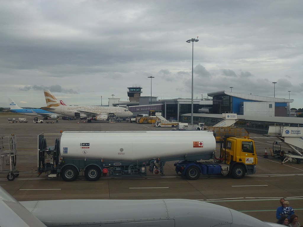 Aeronaves e reabastecimento no aeroport de Bradford. Foto: Richard Humphrey