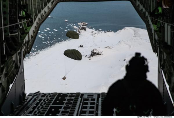 KC-390 faz lançamento de  cargas na Antártica. Foto: Força Aérea Brasileira