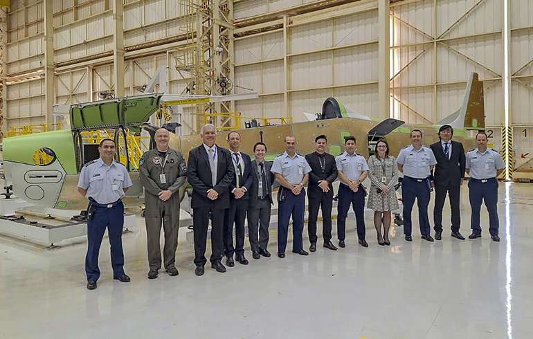Comitiva uruguaia na Embraer. Foto: Fuerza Aérea Uruguaya