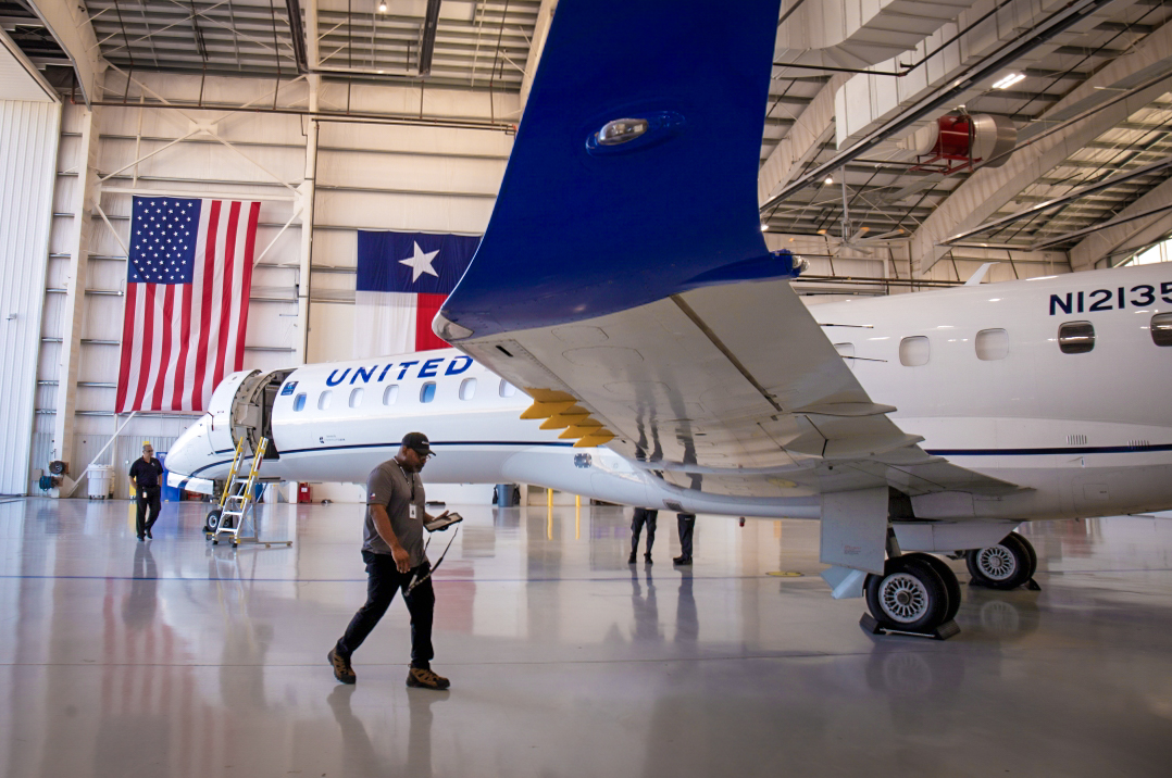 Manutenção de jato fabricado pela Embraer em Fort Worth, Texas. Foto: Embraer