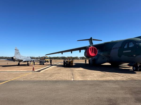 Reabastecimento do Gripen em solo a partir de um KC-390. Foto: FAB