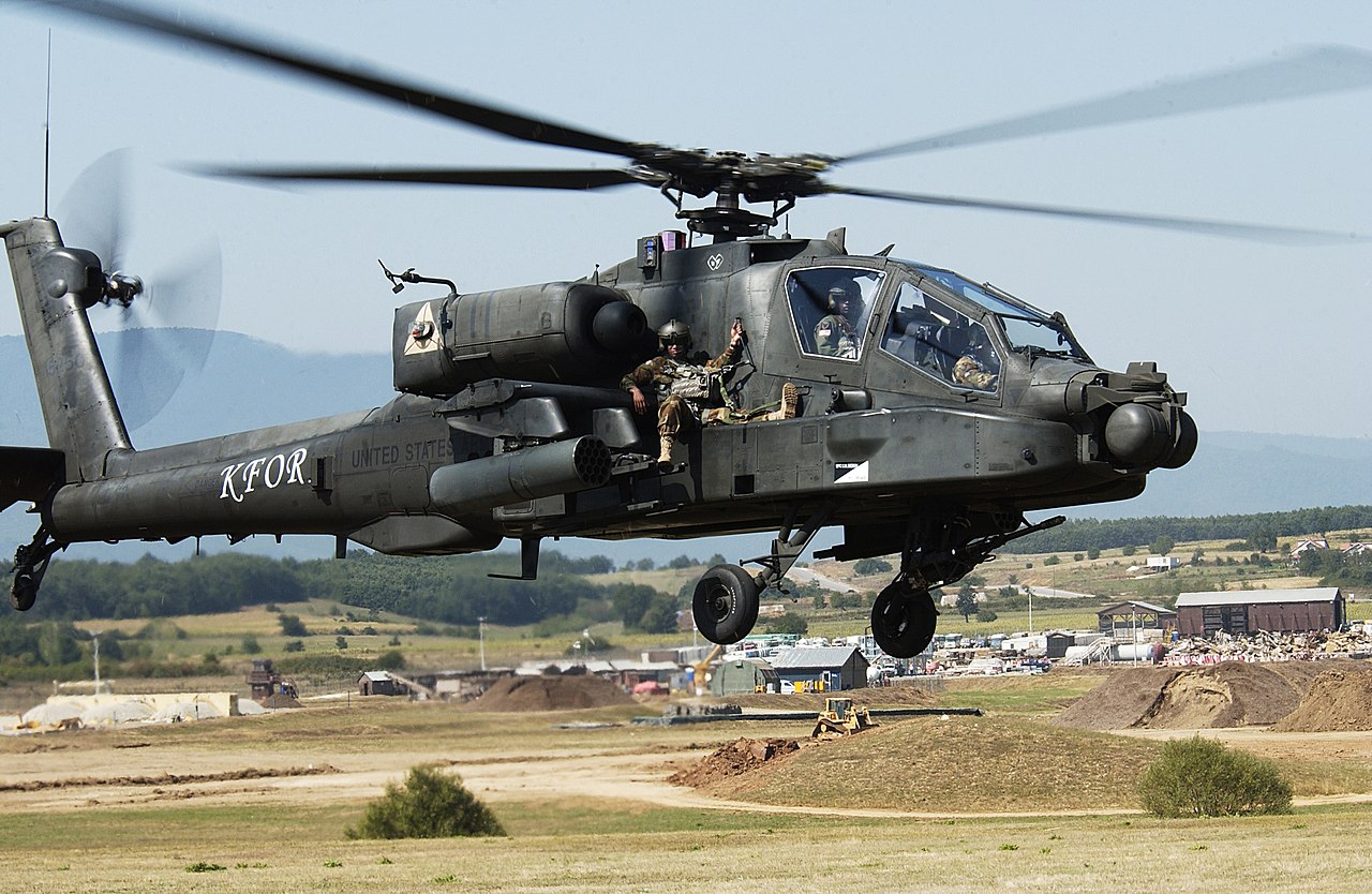 Exercício de extração de território hostil com helicóptero AH-64 Apache do US Army. Foto: Stephen Proctor