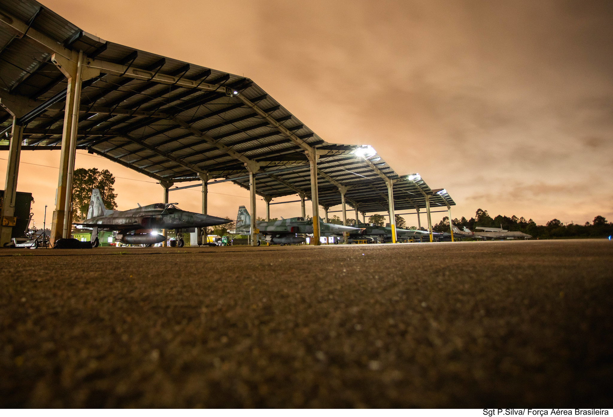 Orçamento da FAB cai pela metade em 10 anos, obrigando a reduzir frota e horas de voo