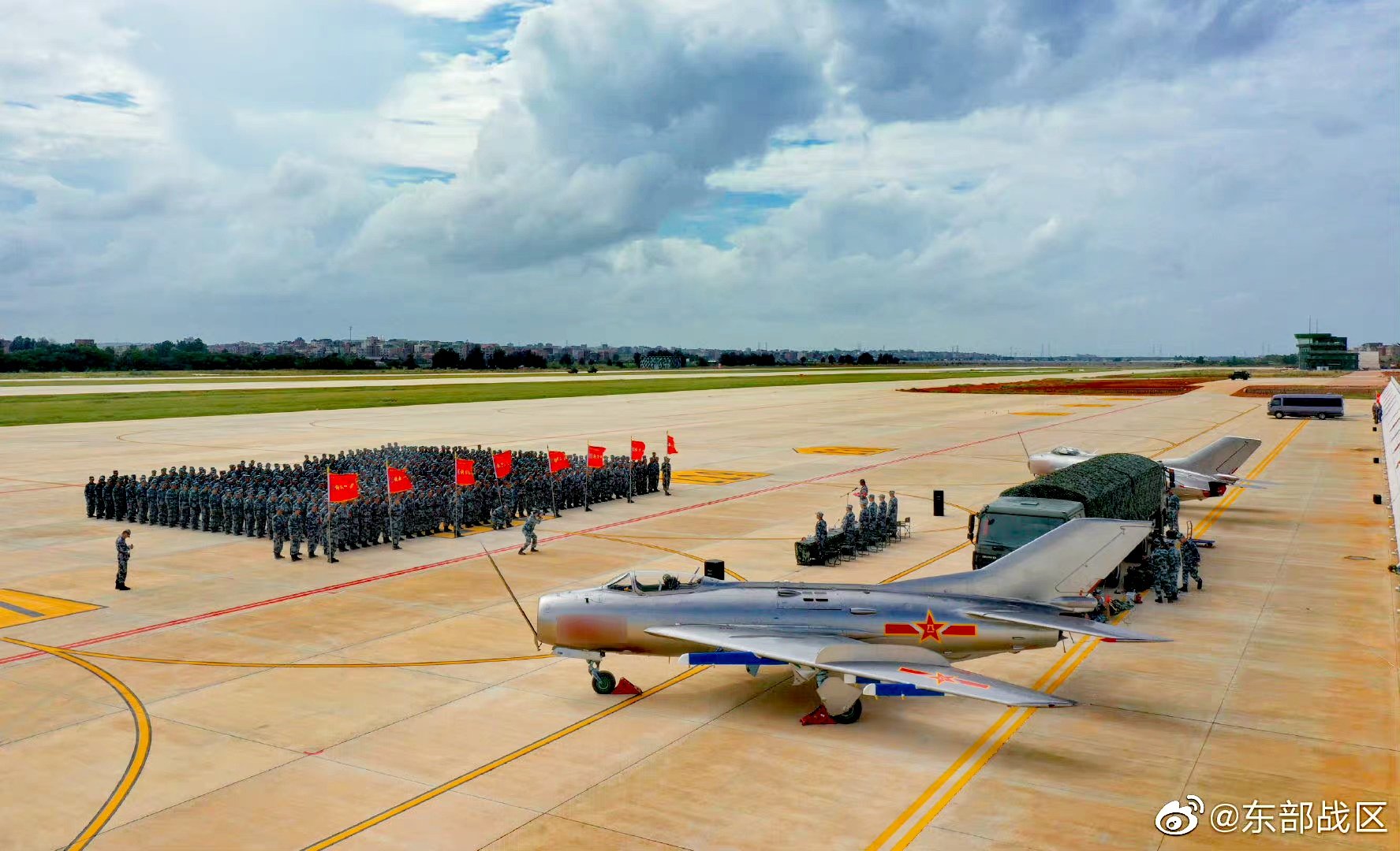 China transforma caça dos anos 50 em drone de combate