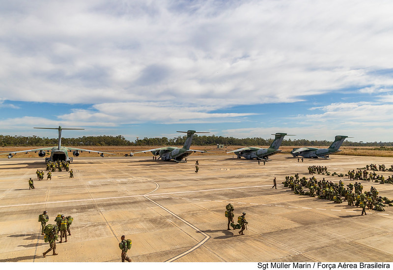 Embarque de tropas em cargueiros KC-390 Millenium