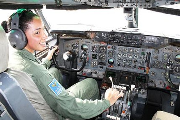 Ainda como Tenente, a oficial se tornou a primeira piloto de Boeing 707 no Brasil. Foto: FAB