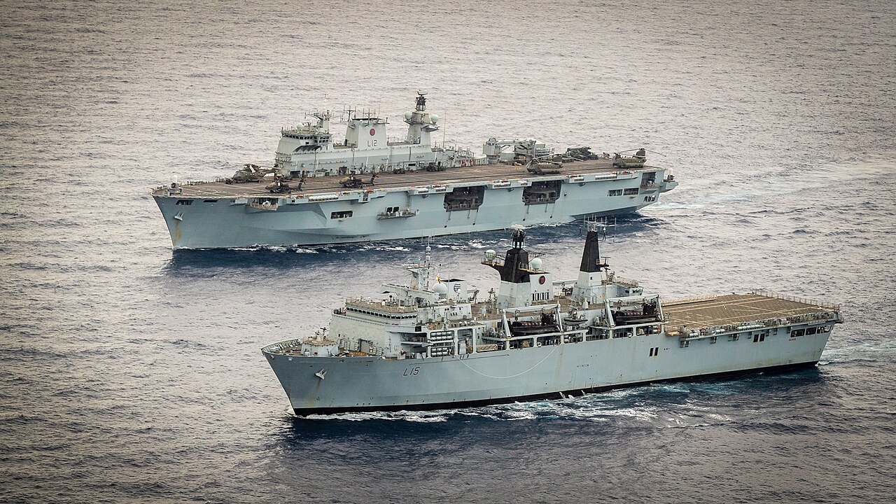 Em primeiro plano, o Oiapoque ao lado do Navio-Aeródromo Atlântico, quando ainda operavam na Royal Navy como HMS Bulkwark e HMS Ocean, respectivamente