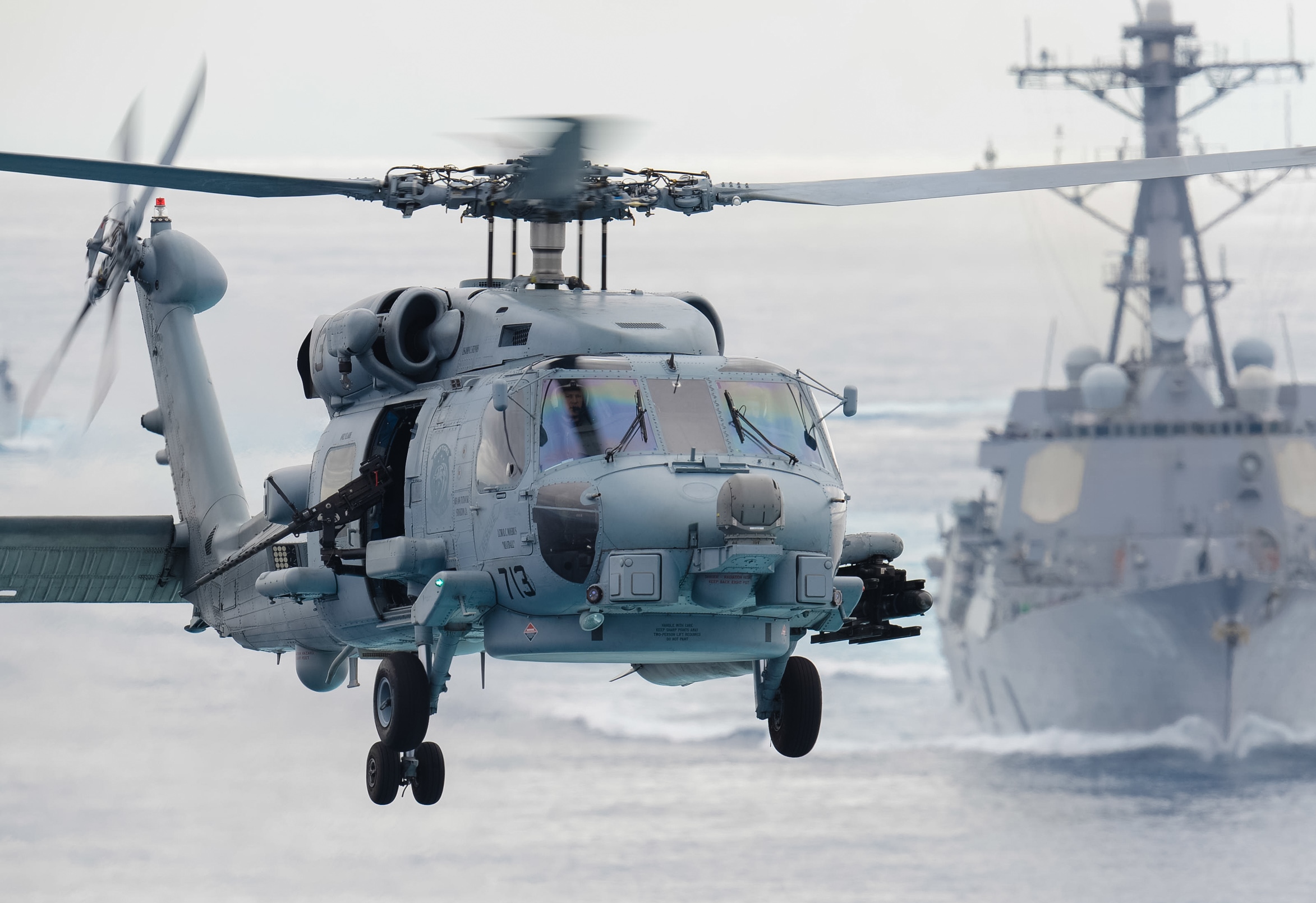 MH-60R Sea Hawk voa diante do USS Chung Hoon (DDG 93). Foto: Andre T. Richard