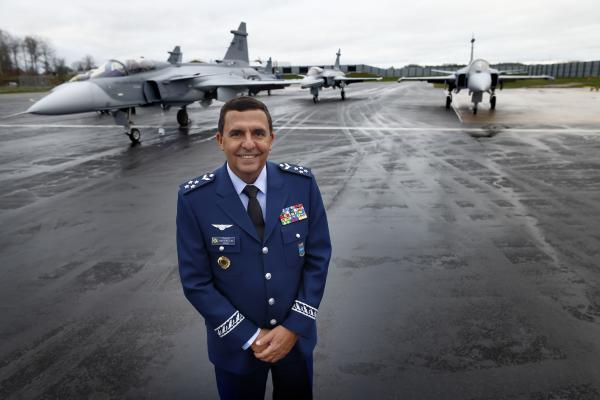 Tenente-Brigadeiro Baptista Júnior durante visita na Suécia, quando da aceitação dos primeiros quatr F-39 da FAB, em novembro de 2021. Foto: Força Aérea Brasileira