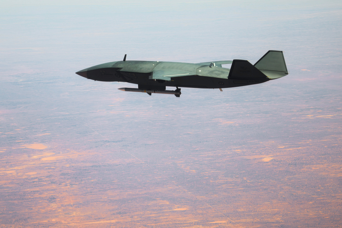 Teste do AIM-120 com o MQ-28A Ghost Bat. Foto: Ministério da Defesa da Austrália