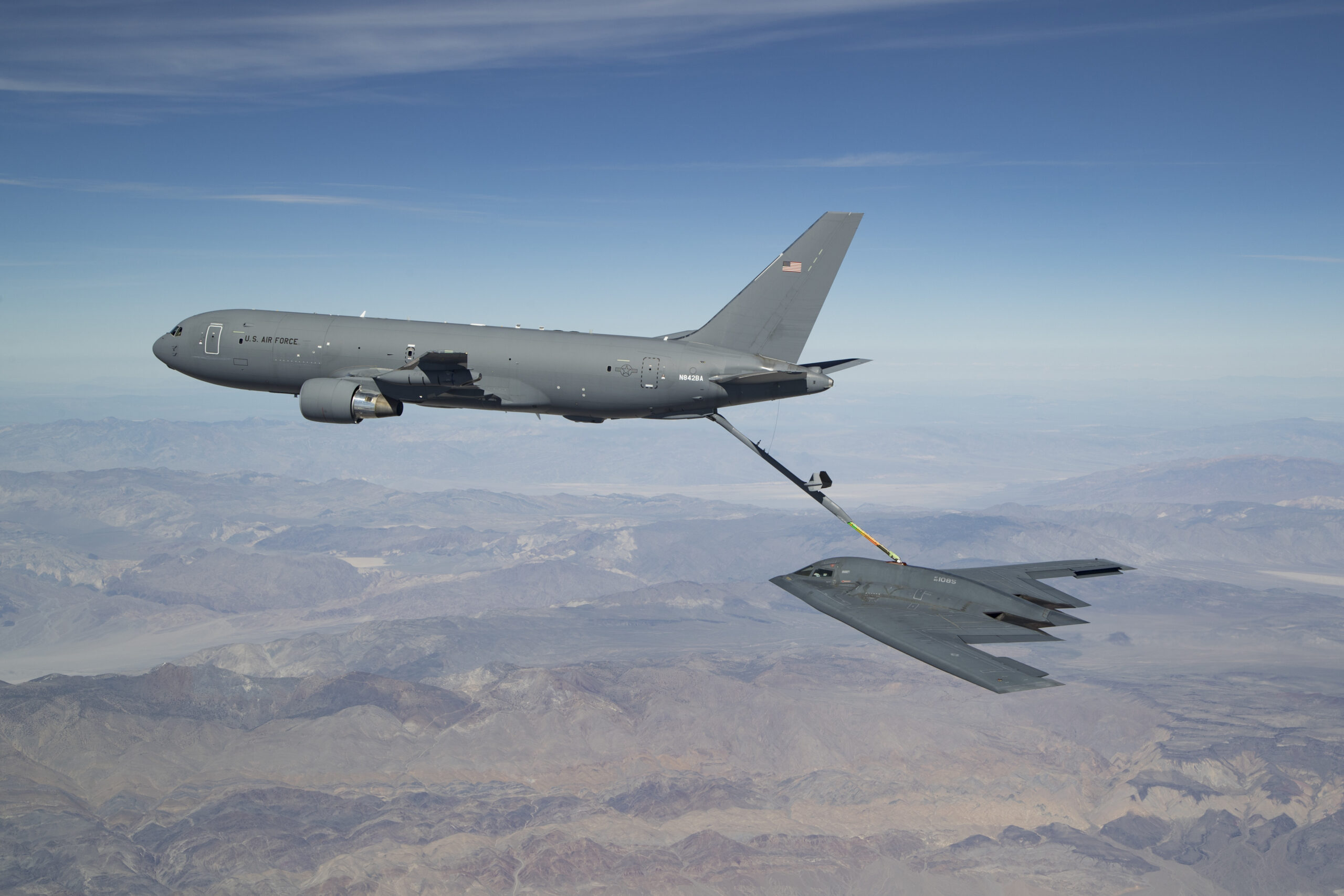 Testes de reabastecimento entre  KC-46 e o B-2, na Califórnia, em 2019. Foto: Christian Turner