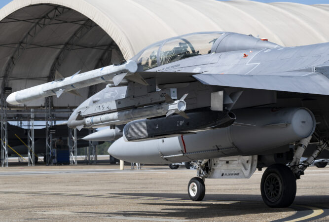 F-16 Fighting Falcon em teste com novo armamento standoff. Foto: Thomas M. Barley