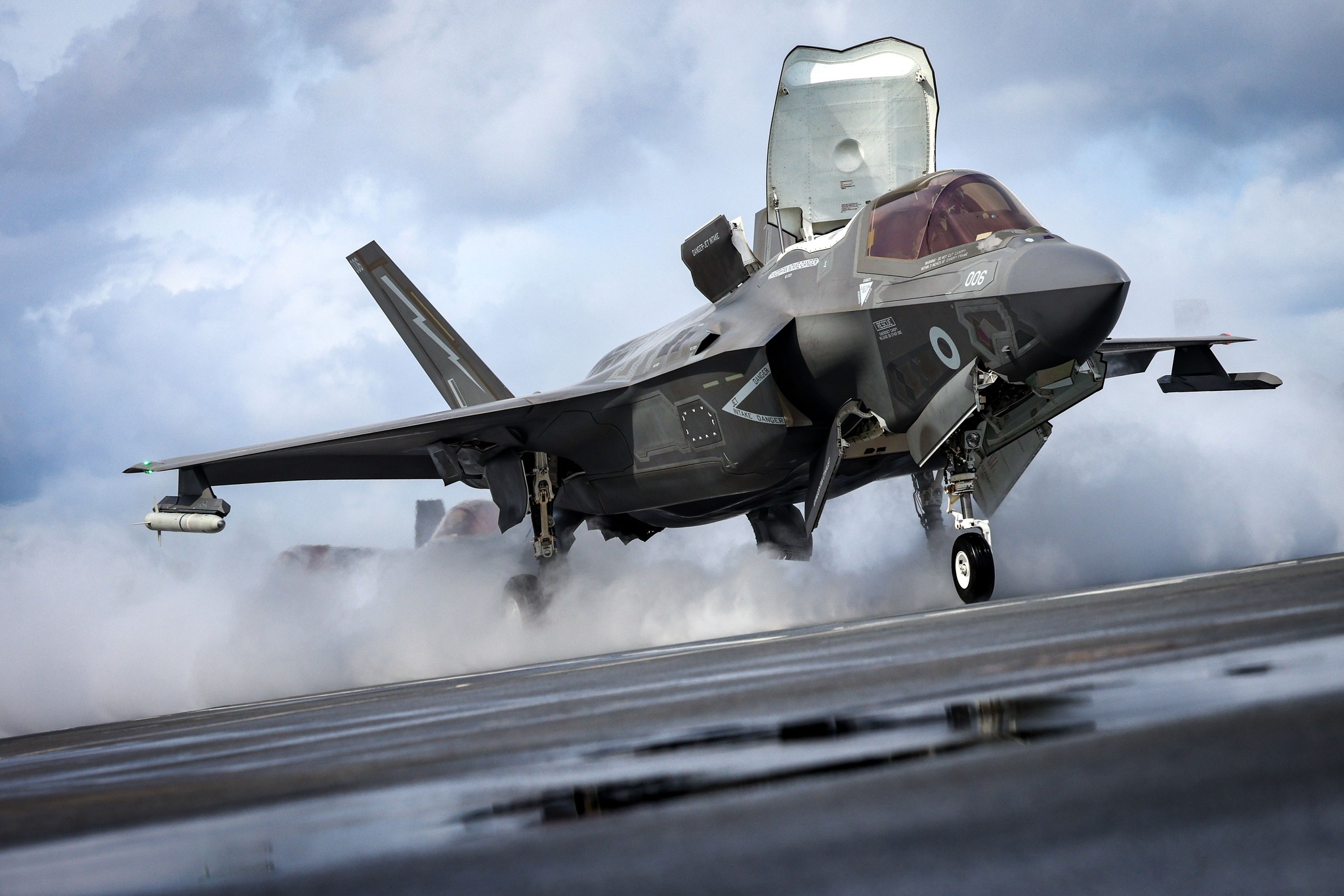 F-35 Lightning II da Royal Air Force se prepara para decolar do HMS Prince of Wales. Foto: Royal Air Force
