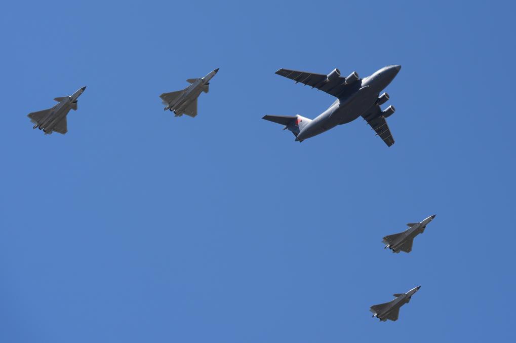 Caças J-20 escoltam cargueiro Y-20. Foto: Agência Xinhua