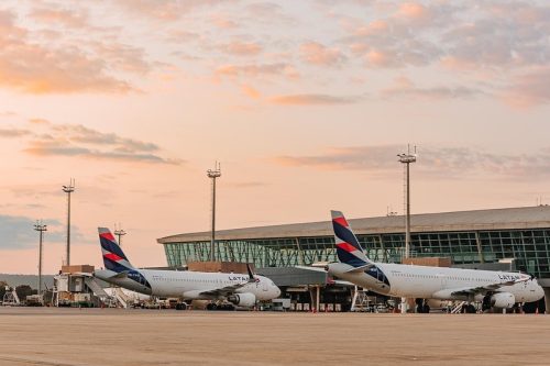 Movimentação de aviões comerciais no aeroporto de Brasília. Créditos: Aeroporto de Brasília.