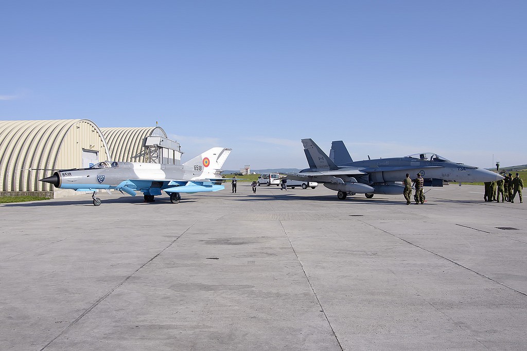 MiG-21 romeno ao lado de CF-18 do Canadá em exercício