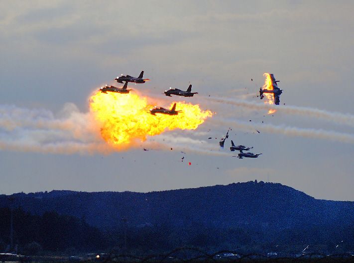 As aeronaves colidiram 4 minutos depois da decolagem, ainda cheias de combustível
