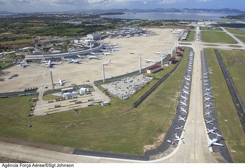 Táxiway do Aeroporto do Galeão com aeronaves estacionadas no dia da final da Copa de 2014