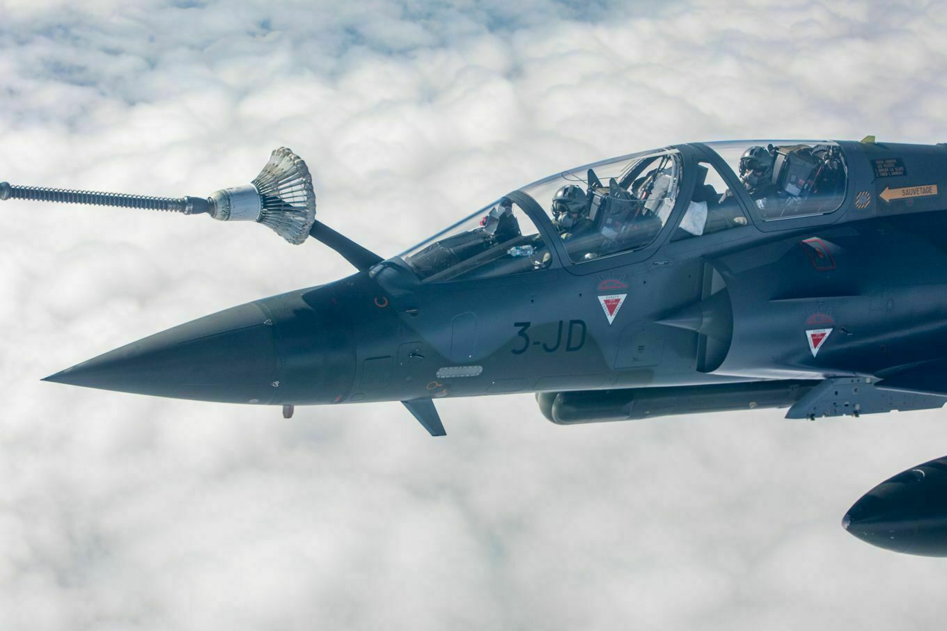 Mirage 2000D é reabastecido por Voyager britânico
Foto: Royal Air Force