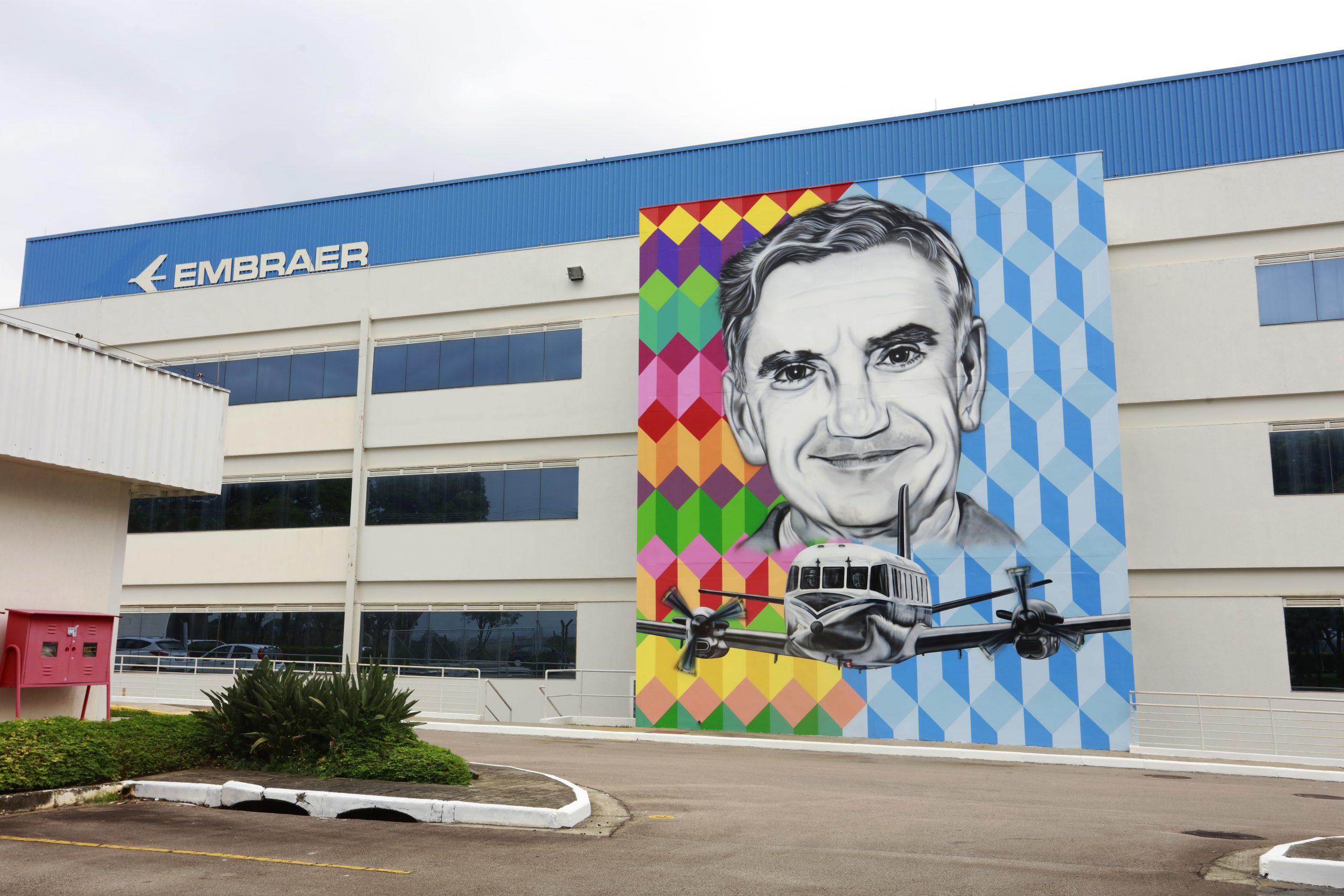 Fábrica da Embraer ganha nome: Unidade Ozires Silva