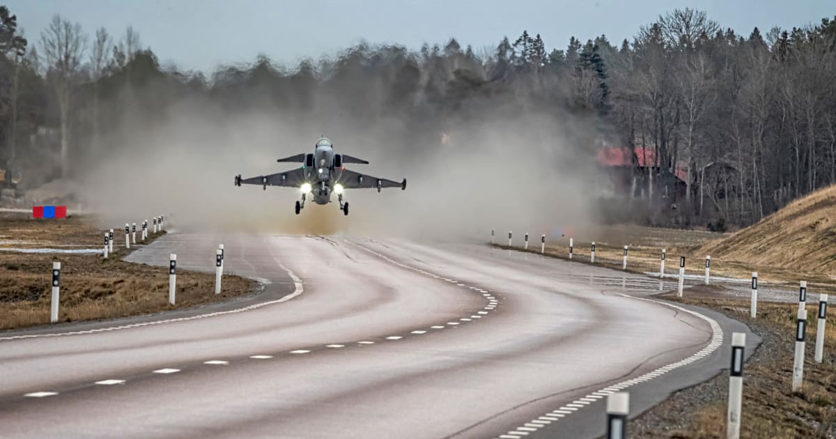 O Gripen foi desenvolvido para operar em bases desdobradas
Foto: Saab