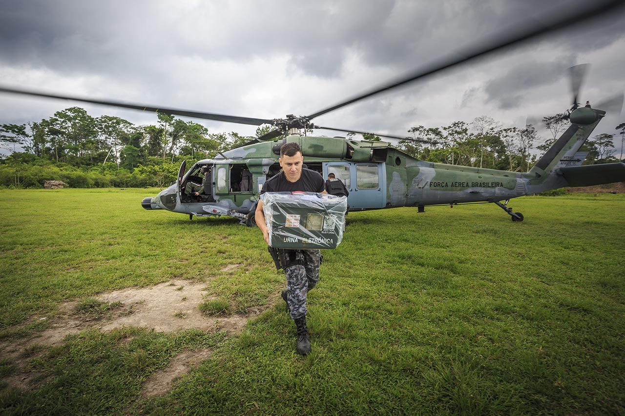 Exército brasileiro mobiliza blindados e soldados na fronteira com