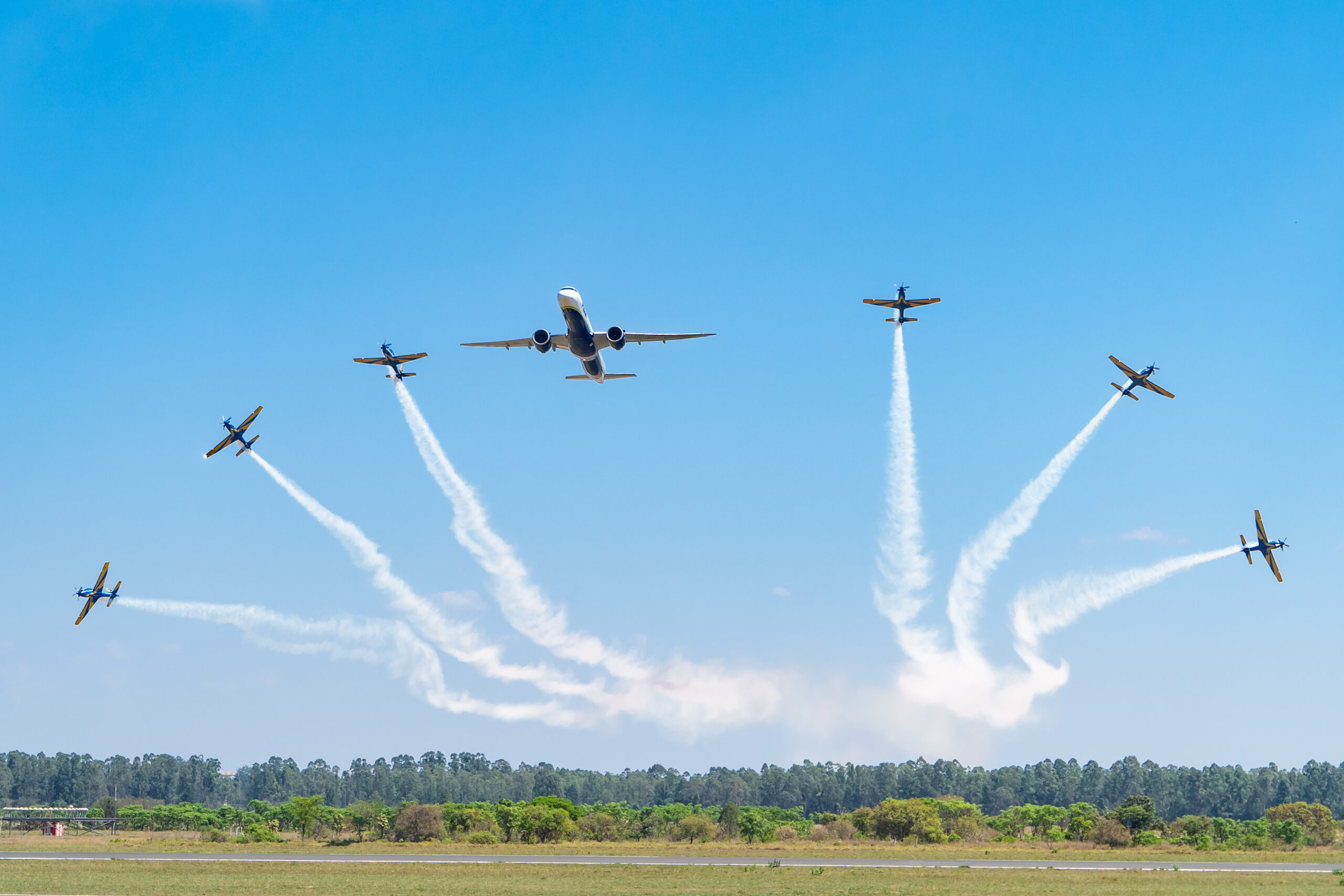 Aeronave “Santos=Dumont “ sendo escoltada pelos aviões da Esquadrilha da Fumaça. Foto: Guilherme Ramos