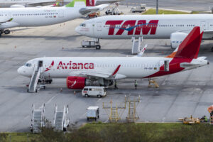 Airbus A320 (NEO) da Avianca Brasil parado em área remota do Aeroporto de Guarulhos, aguardando devolução para a empresa de leasing após falência da companhia aérea. Foto: Ariadne Barroso/Revista Asas