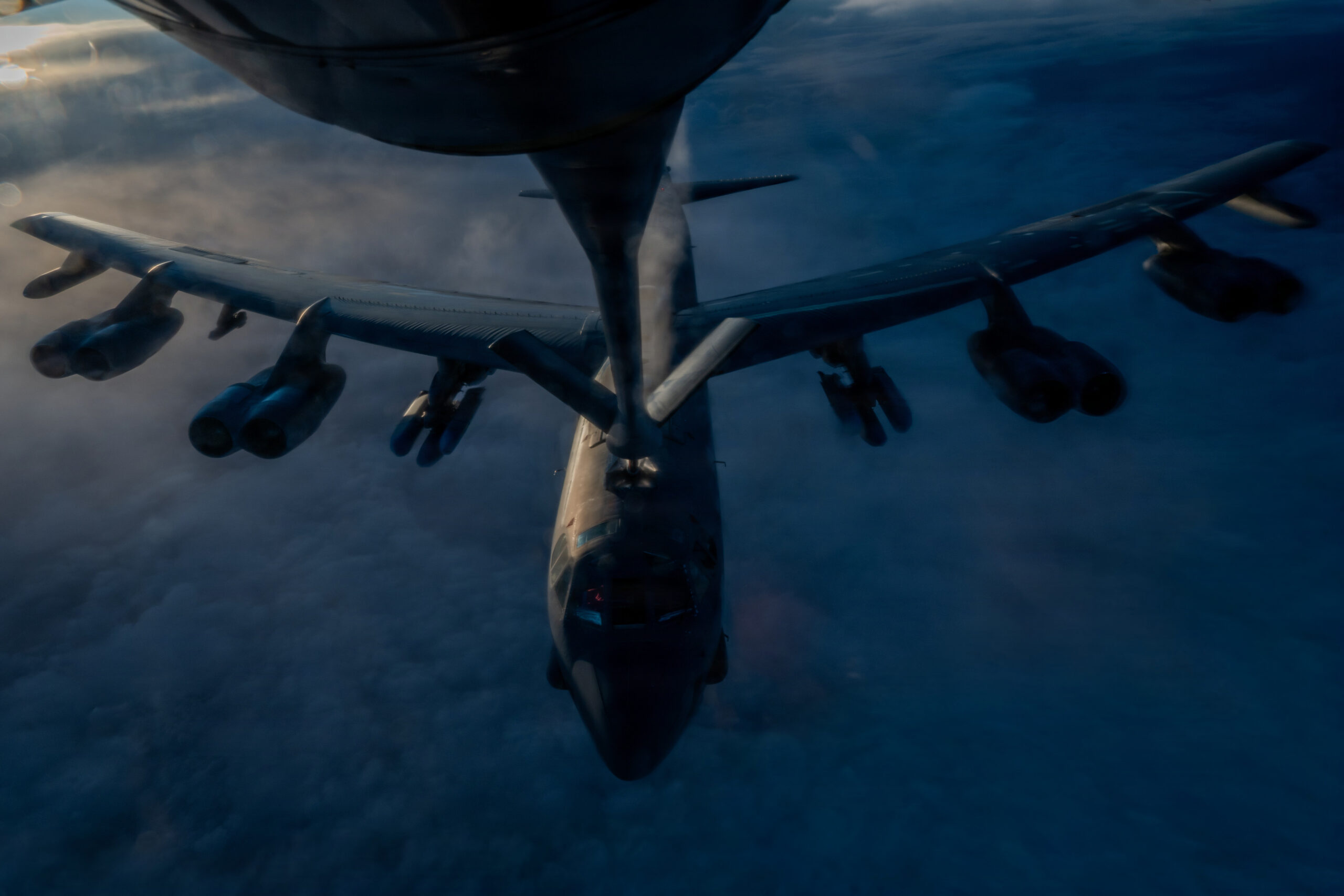 B-52H Stratofortress é reabastecido durante voo da operação Epic Fury, em 20 de março de 2026. Foto: U.S. Air Force