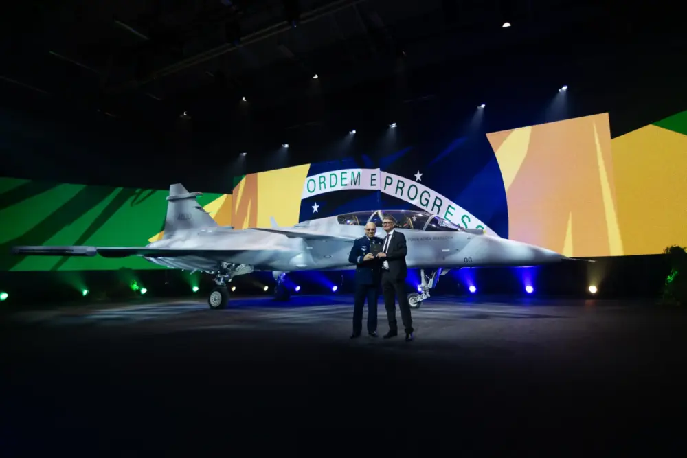 Primeiro Gripen F tem as cores da Força Aérea Brasileira
