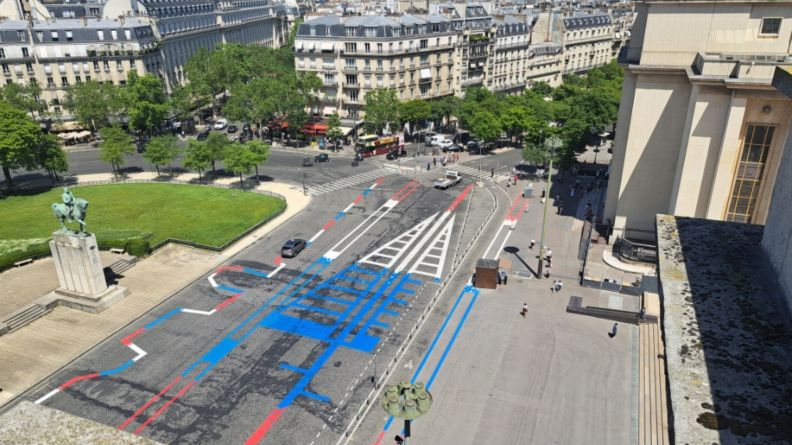 Grafiteiro francês faz homenagem a porta-aviões no centro de Paris