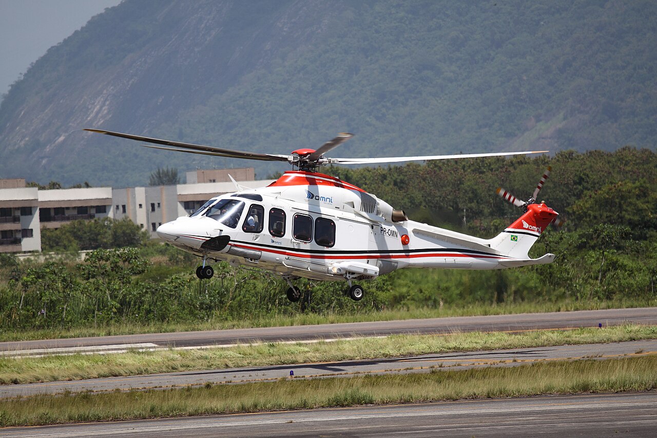 Helicóptero AW139 da Omni no Aeroporto de Jacarepaguá. Foto: Halley Pacheco de Oliveira