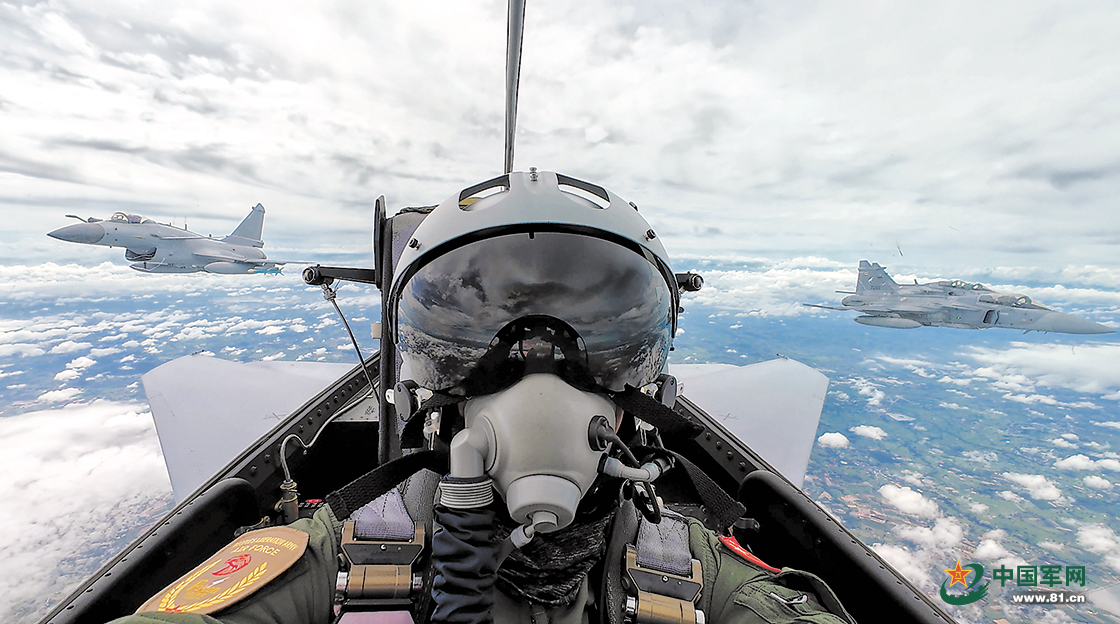 Caças J-10 e JAS-39 durante treinamento na Tailândia