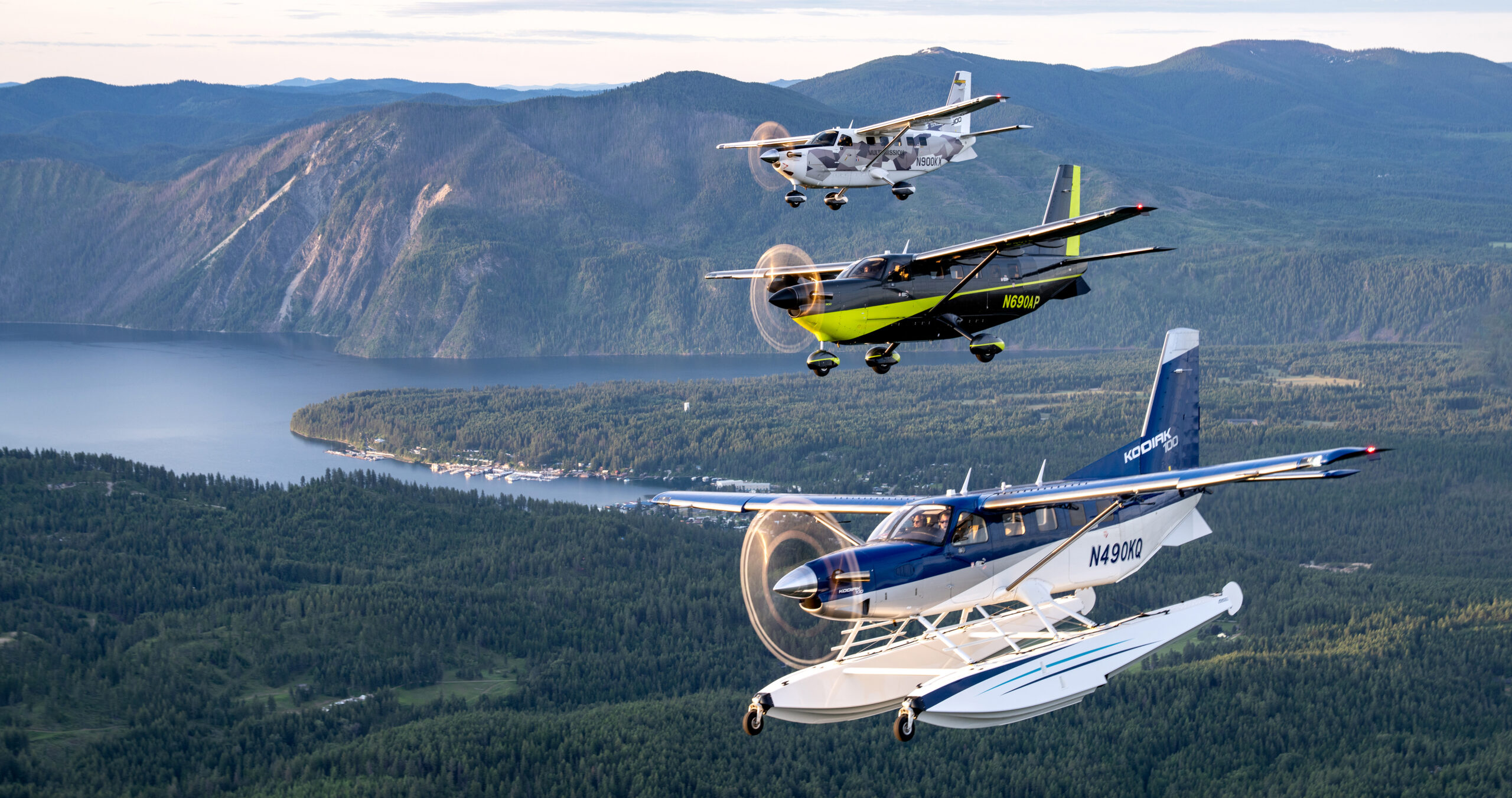 Kodiak 100 com flutuadores acompanhado por um Kodiak 900 e pelo demonstrador multimissão Kodiak 900 multimissão