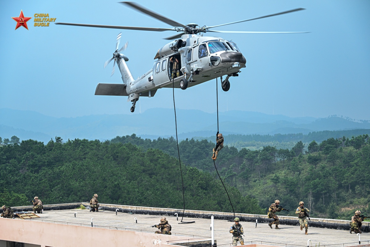 Helicóptero chinês Z-20 durante treinamento em Belarus, em 2026