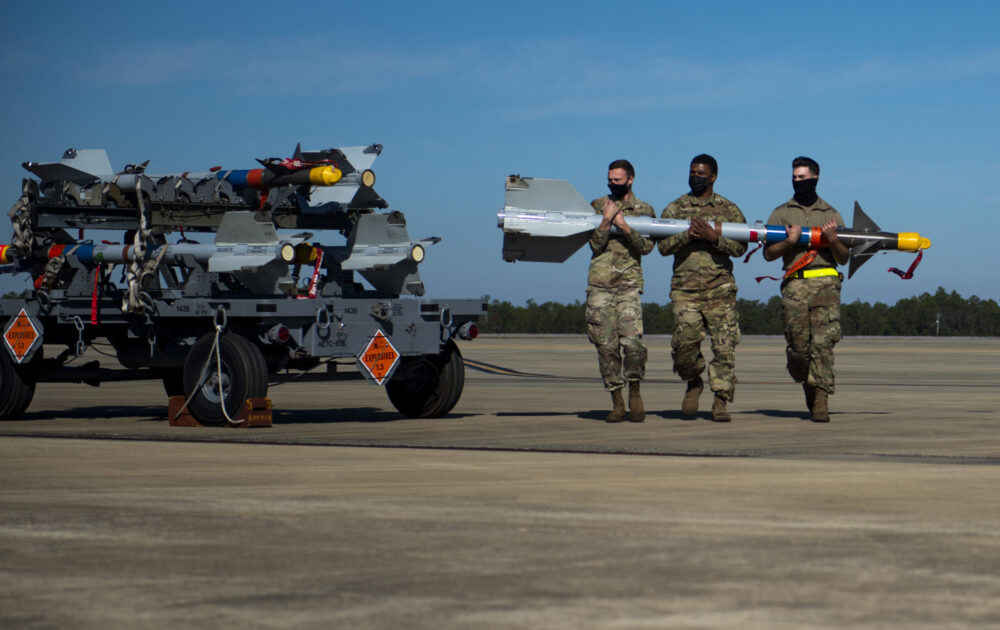 Militares do 325th Aircraft Maintenance Squadron levam míssil AIM-9 a um caça F-22 Raptor na Eglin Air Force. Foto: Kayla Fitzgerald
