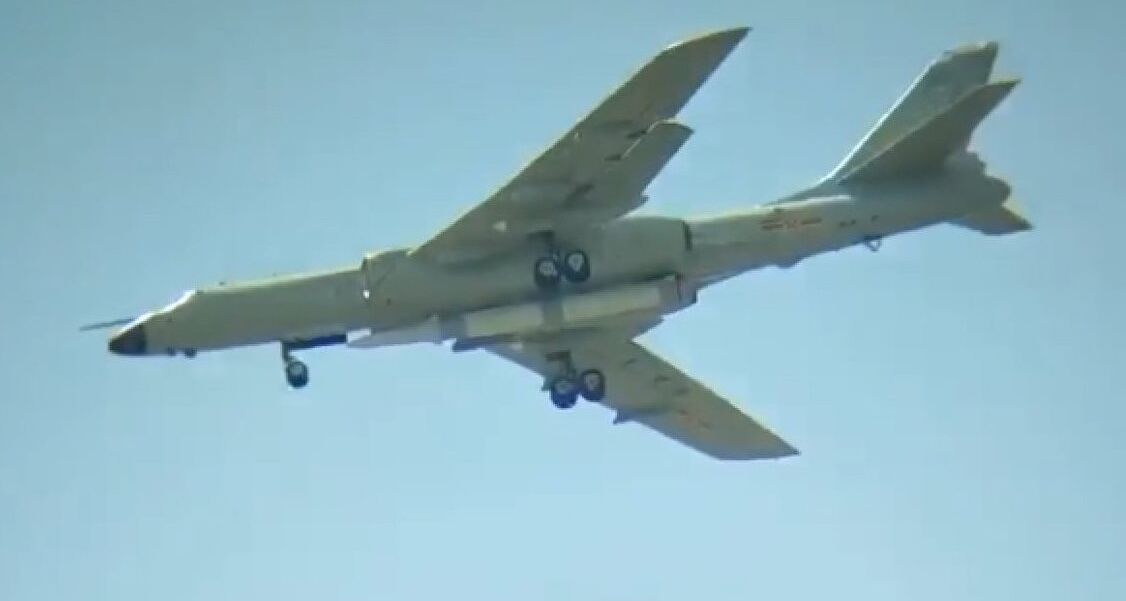 Bombardeiros H-6N passam a usar mísseis balísticos