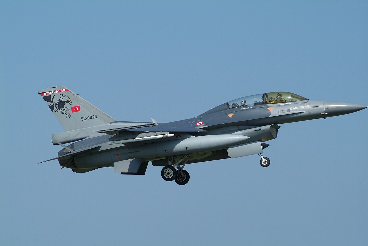 F-16D da Turquia, semelhante ao jato perdido em 8 de outubro de 1996. Foto:  Jerry Gunner