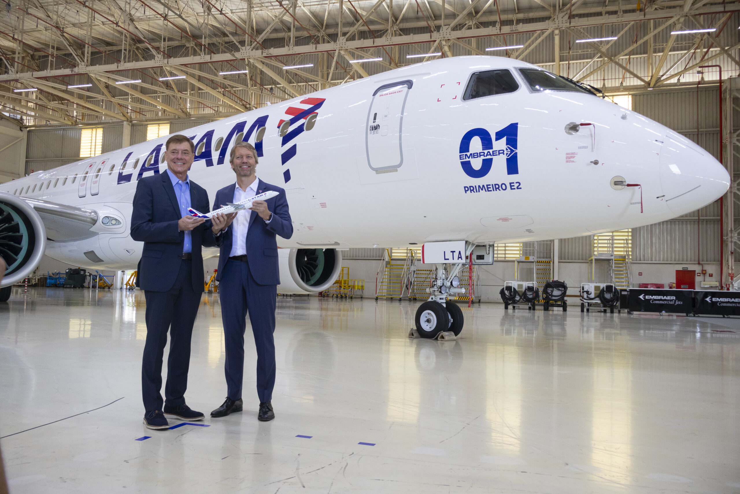 Executivos da Latam e da Embraer junto ao primeiro E195-E2 da companhia aérea. Foto: Ariadne Barroso