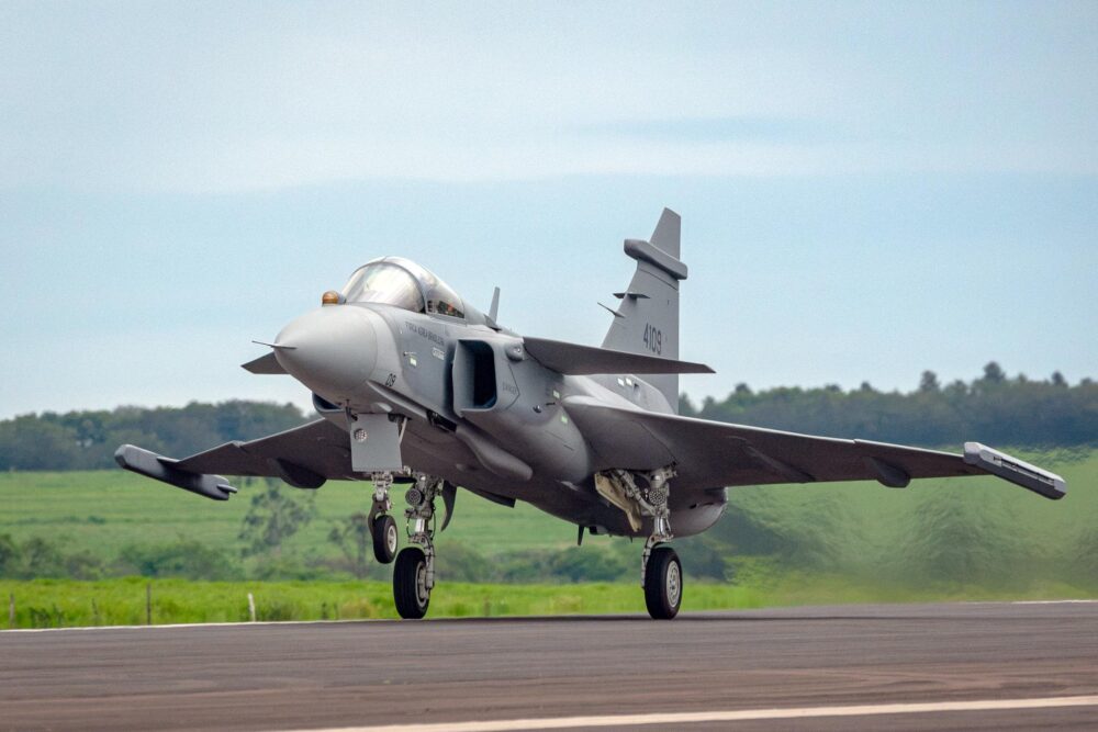 Primeiro Gripen produzido no Brasil realiza voo inaugural